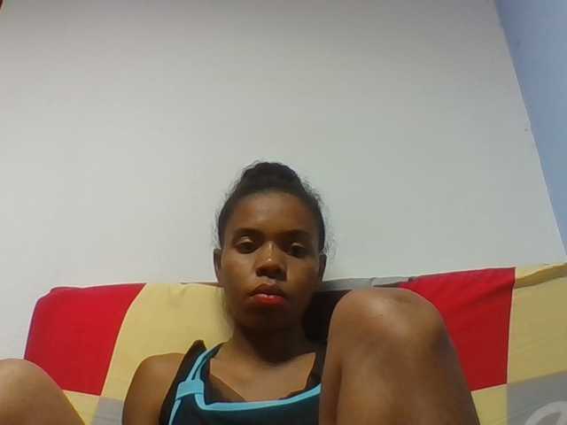 Emelie1a live cam on BongaCams
