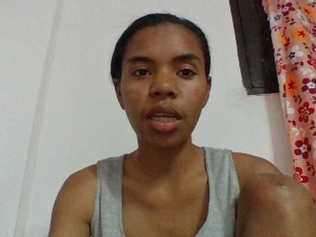Emelie1a live cam on BongaCams