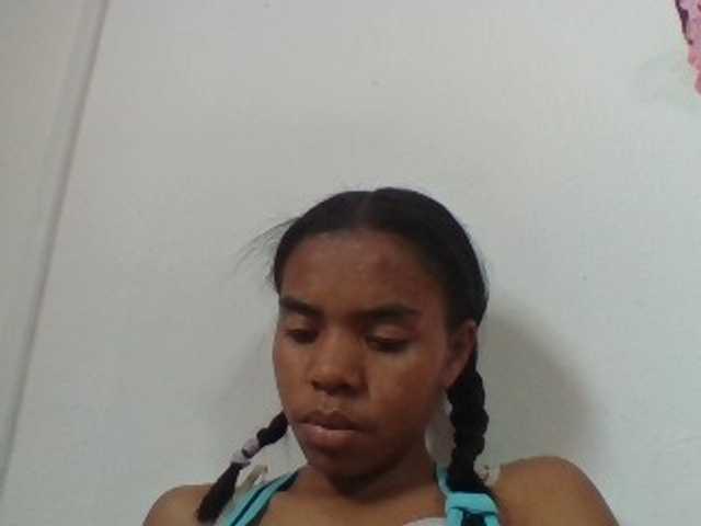 Emelie1a live cam on BongaCams