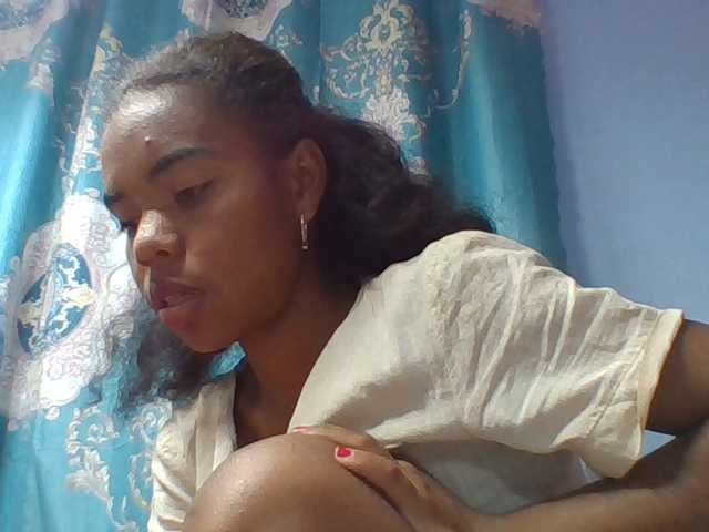 Emelie1a live cam on BongaCams