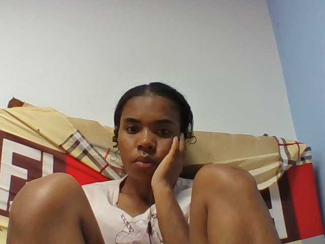 Emelie1a live cam on BongaCams