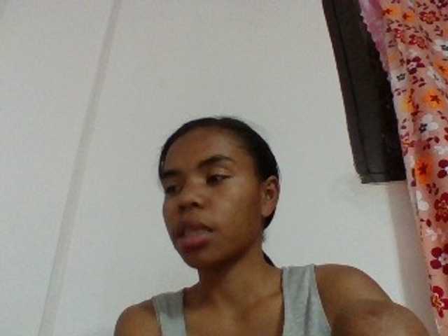 Emelie1a live cam on BongaCams