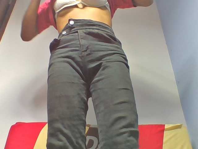 Emelie1a live cam on BongaCams