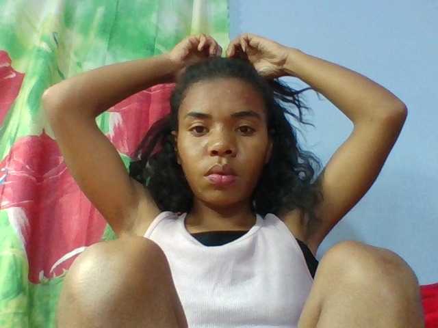 Emelie1a live cam on BongaCams