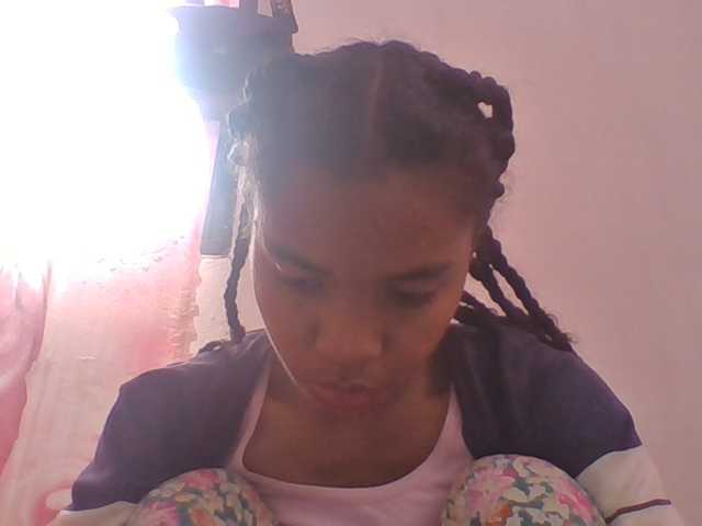 Emelie1a live cam on BongaCams
