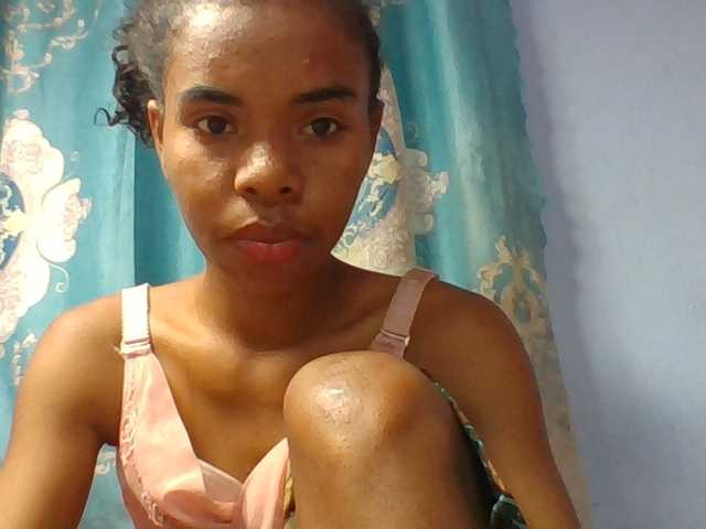 Emelie1a live cam on BongaCams
