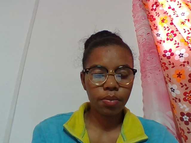 Emelie1a live cam on BongaCams