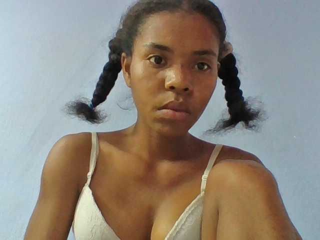 le modèle Emelie1a est en webcam porno dans un show sur le site bongacams, il possède les tags suivants: Ebony,Brunette,Shaved