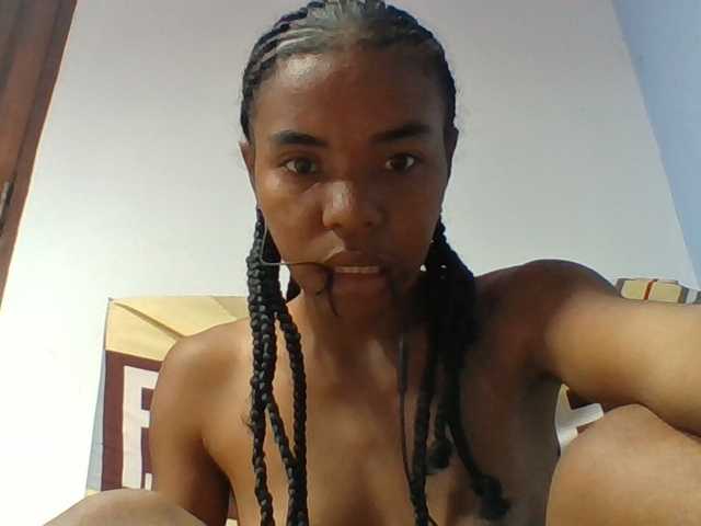 Emelie1a live cam on BongaCams