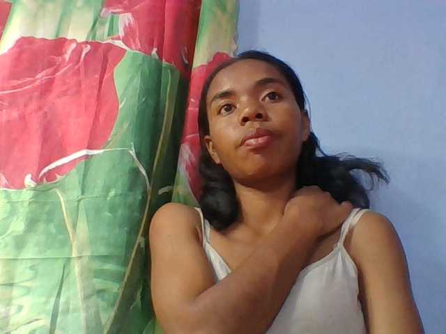 Emelie1a live cam on BongaCams