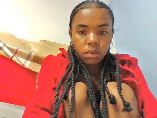 Emelie1a live cam on BongaCams