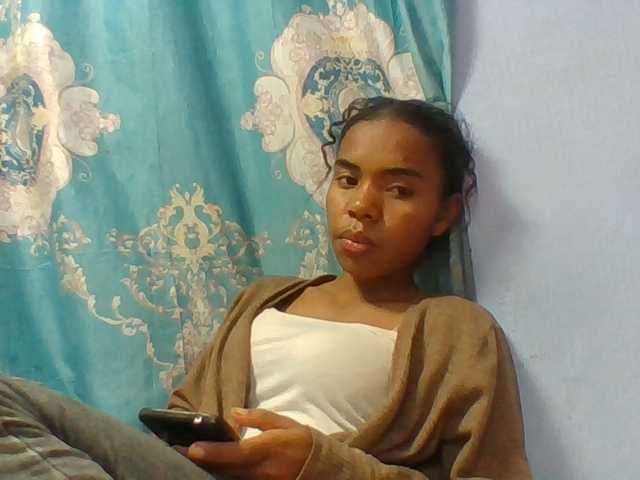 Emelie1a live cam on BongaCams