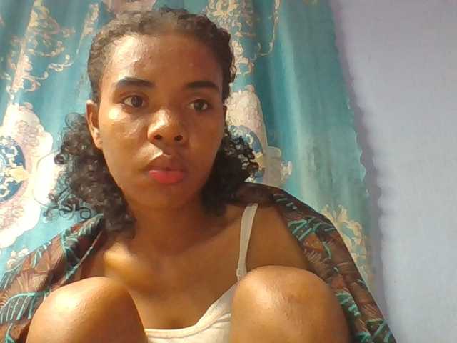 Emelie1a live cam on BongaCams