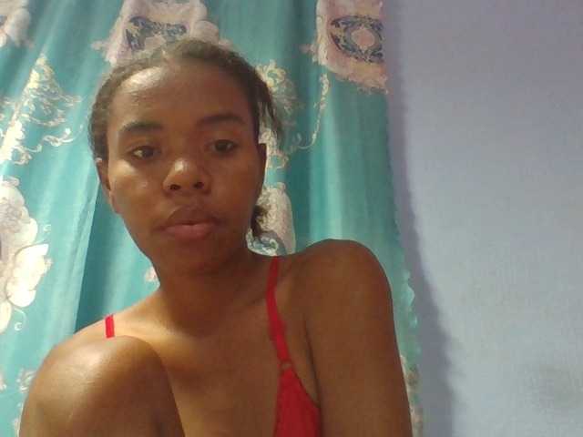 Emelie1a live cam on BongaCams