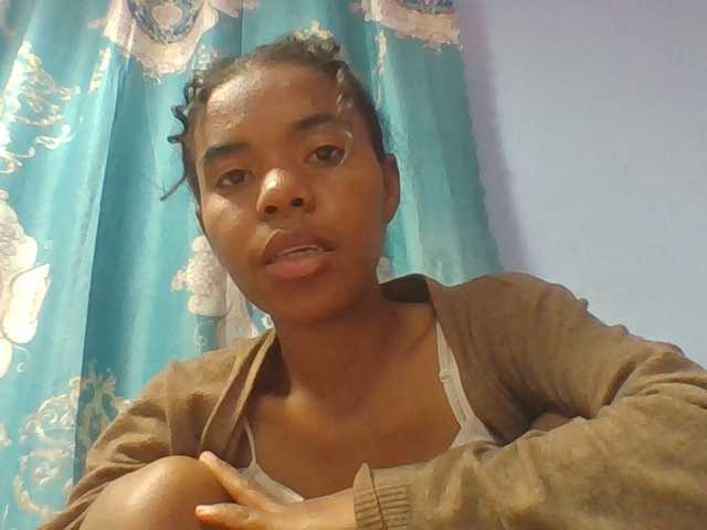 Emelie1a live cam on BongaCams