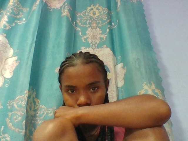 Emelie1a live cam on BongaCams