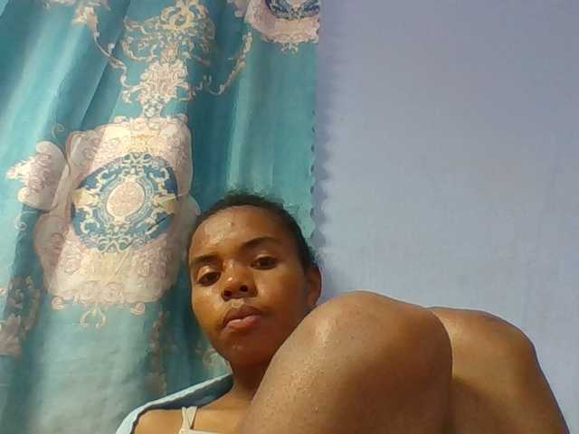 Emelie1a live cam on BongaCams