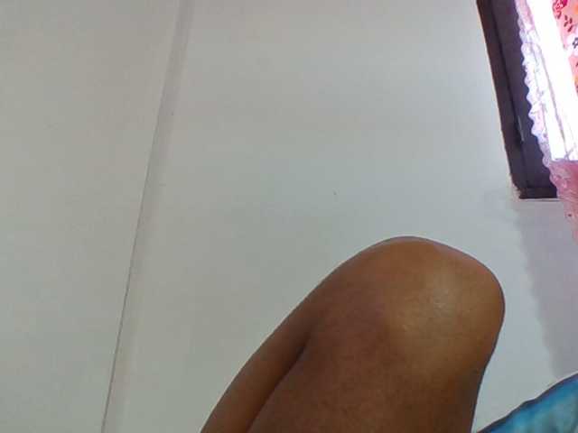 Emelie1a, en directo ahora en BongaCams