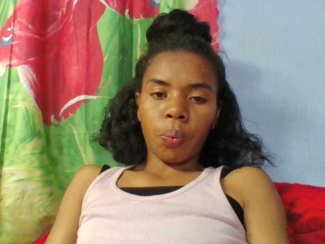 Emelie1a live cam on BongaCams