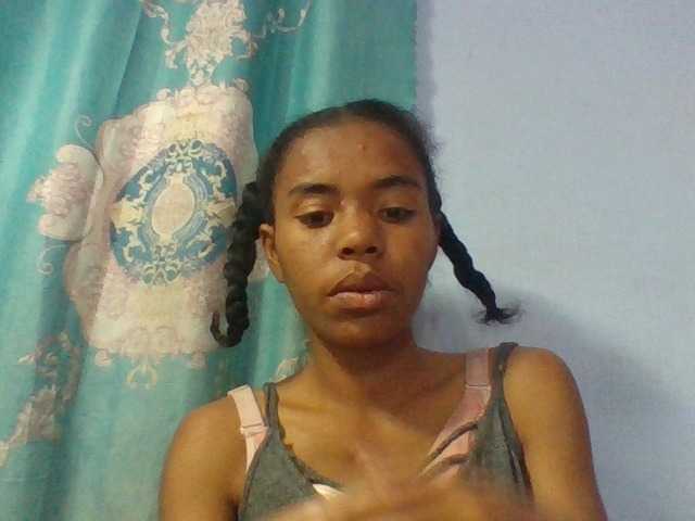 Emelie1a live cam on BongaCams