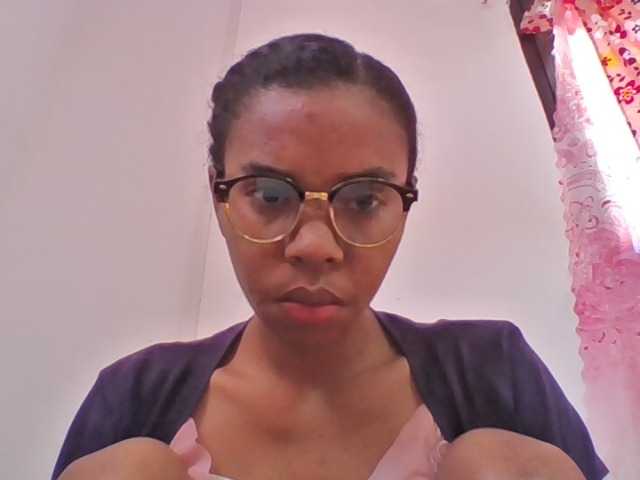 Emelie1a live cam on BongaCams
