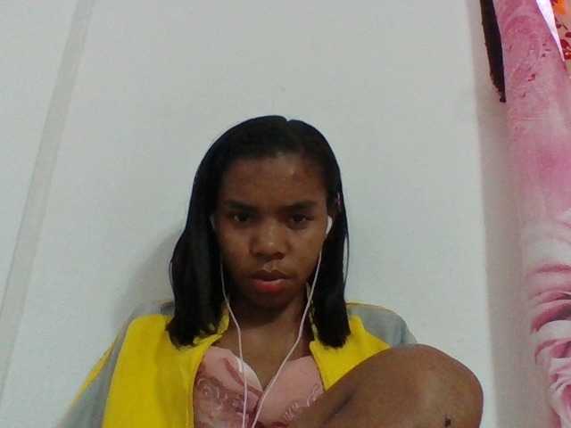 Emelie1a live cam on BongaCams