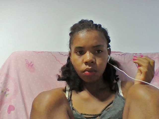 le modèle Emelie1a est en webcam porno dans un show sur le site bongacams, il possède les tags suivants: Ebony,Brunette,Shaved