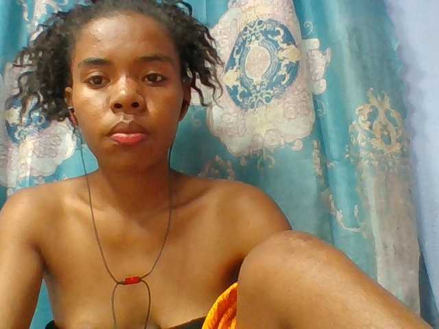 Emelie1a live cam on BongaCams
