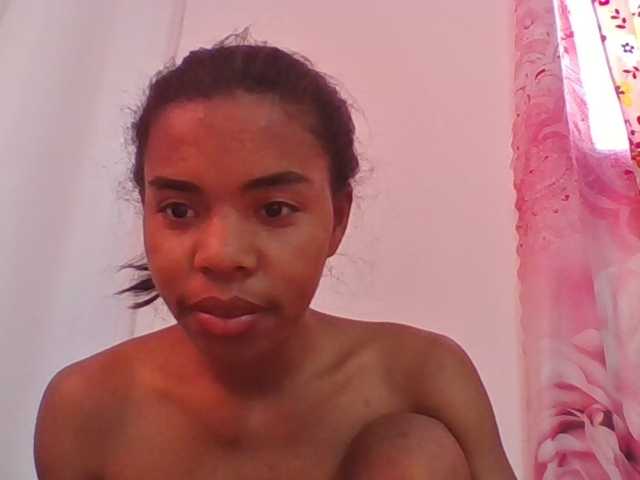 Emelie1a live cam on BongaCams