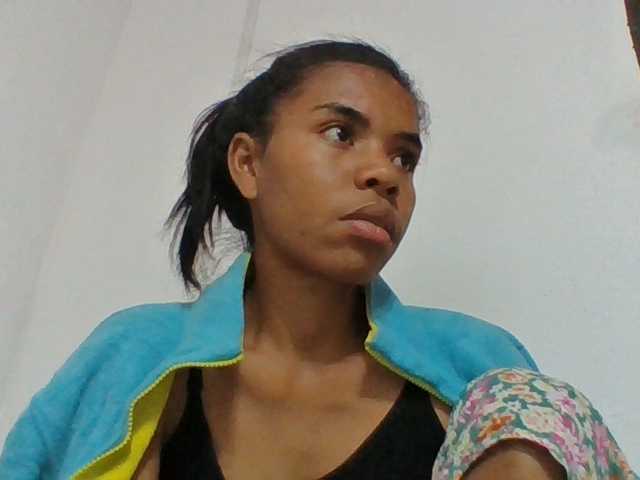 Emelie1a live cam on BongaCams