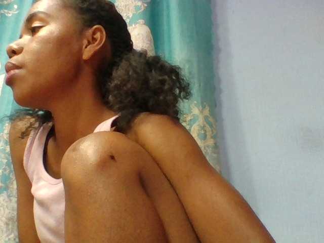 Emelie1a live cam on BongaCams
