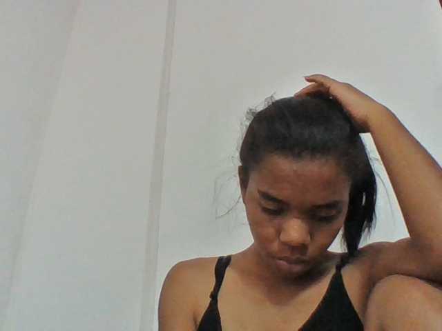 Emelie1a live cam on BongaCams