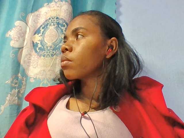 Emelie1a live cam on BongaCams