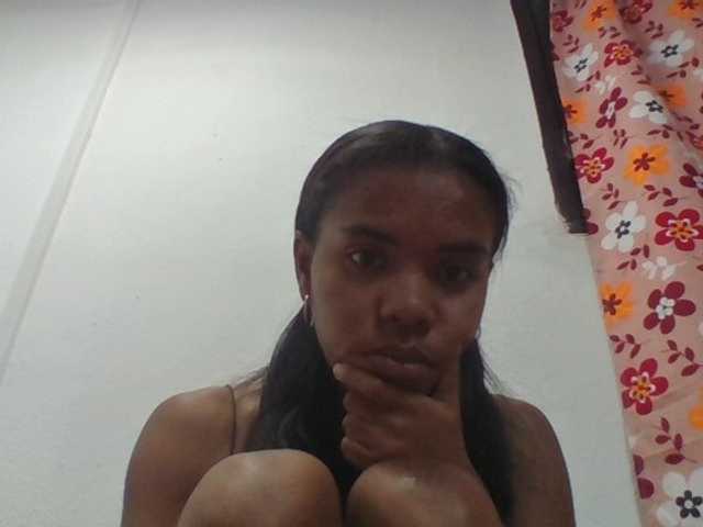 Emelie1a live cam on BongaCams