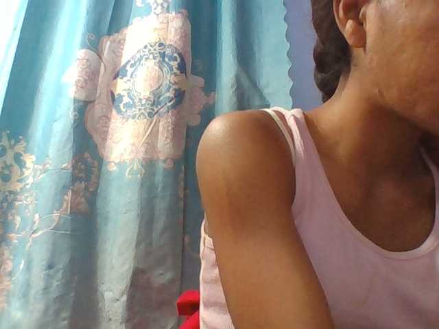 Emelie1a live cam on BongaCams
