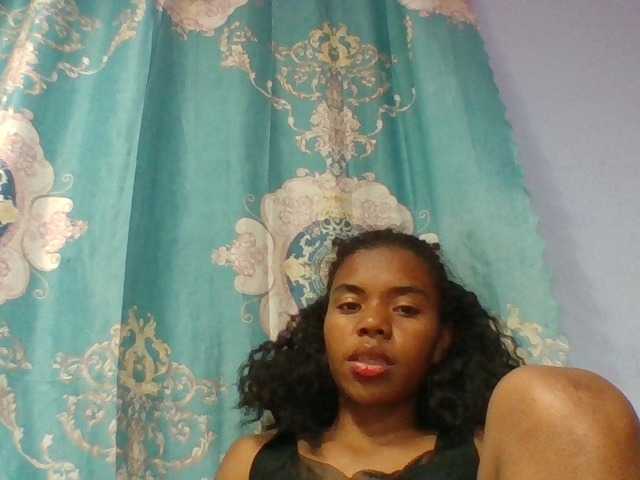 Emelie1a live cam on BongaCams