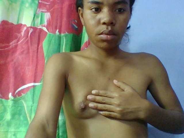 Emelie1a live cam on BongaCams