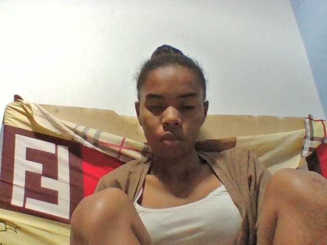 Emelie1a live cam on BongaCams