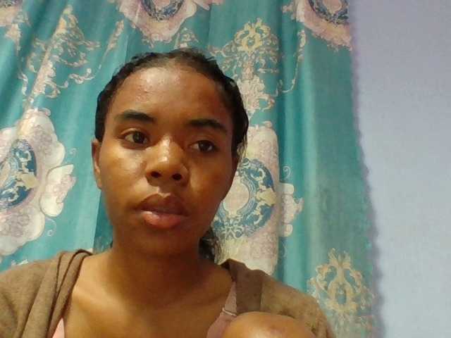 Emelie1a live cam on BongaCams