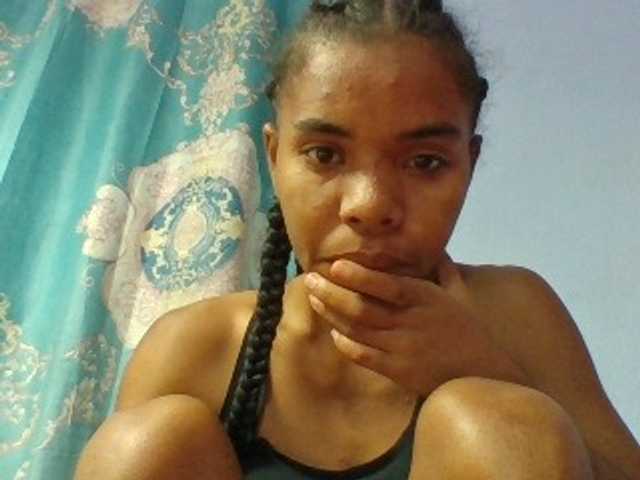 Emelie1a live cam on BongaCams