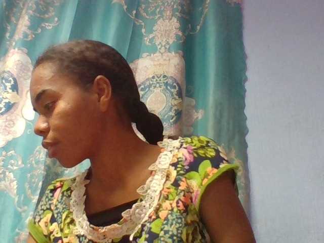 Emelie1a live cam on BongaCams