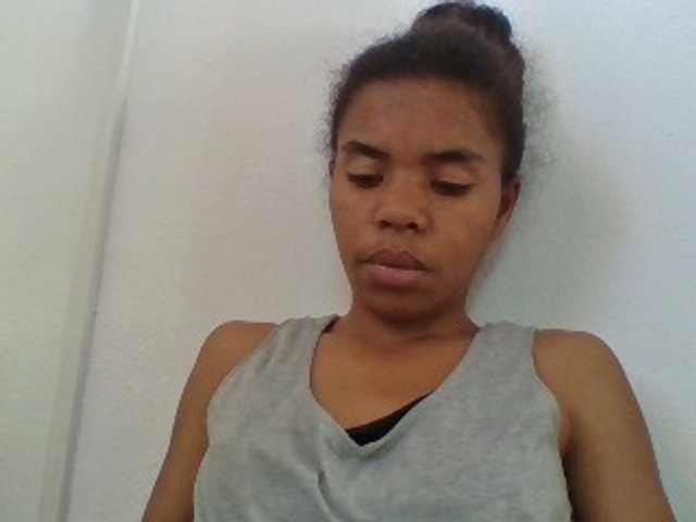 Emelie1a, en directo ahora en BongaCams
