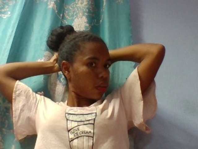 Emelie1a live cam on BongaCams