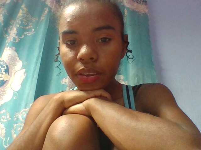 Emelie1a live cam on BongaCams