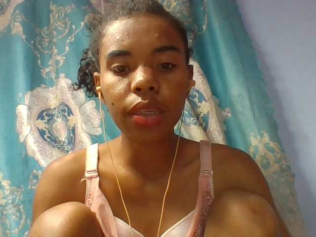 Emelie1a live cam on BongaCams