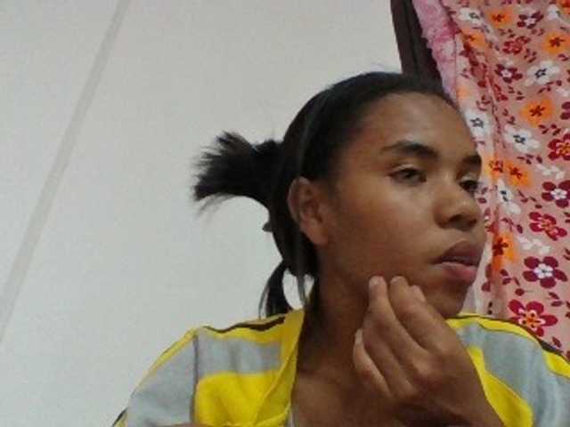 Emelie1a live cam on BongaCams