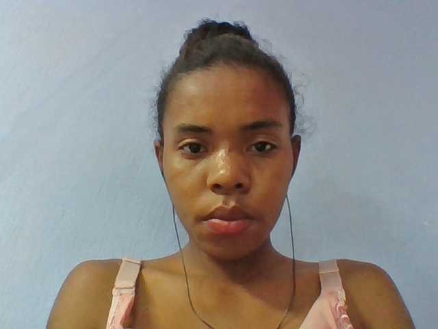 le modèle Emelie1a est en webcam porno dans un show sur le site bongacams, il possède les tags suivants: Ebony,Brunette,Shaved