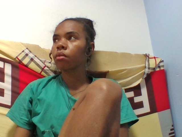 Emelie1a live cam on BongaCams