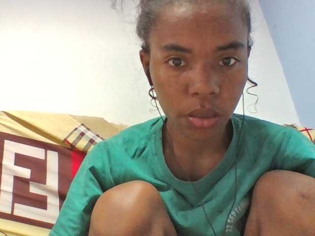 Emelie1a live cam on BongaCams