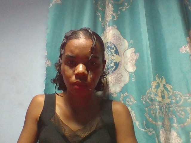 Emelie1a live cam on BongaCams